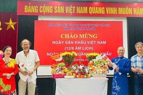 Nghệ sĩ sân khấu Hà Nội chào mừng Ngày Sân khấu Việt Nam