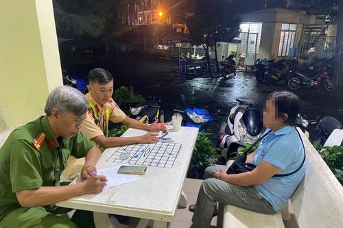 Xác định chất 'bột lạ' người phụ nữ rải trên đường ở TPHCM gây xôn xao mạng xã hội