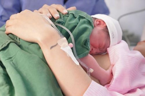 Tiếp xúc da kề da tốt cho não của trẻ sinh non