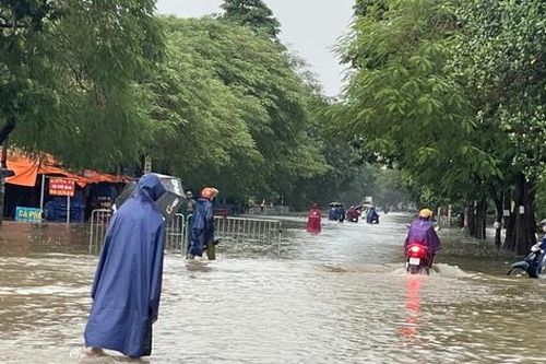 Hà Nội mưa như trút nước, nhiều tuyến đường ngập sâu