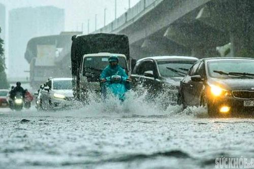 Mưa lớn, nhiều tuyến đường nội đô ùn tắc vào giờ cao điểm buổi sáng