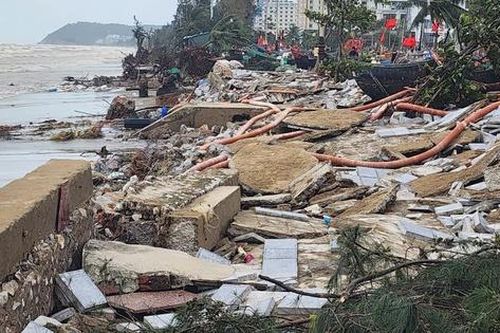 Bờ biển Sầm Sơn tan hoang sau bão