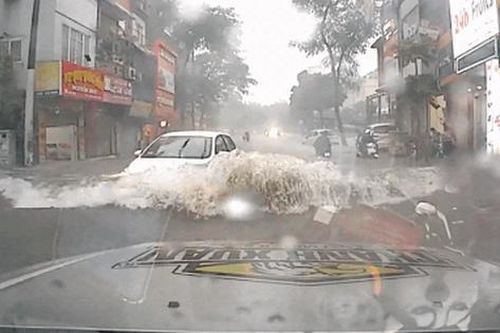 Hà Nội ngập sâu ô tô rẽ nước như cano, xe máy vật lộn giữa sóng nước