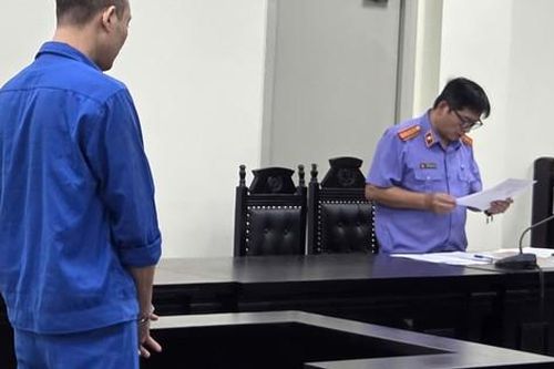 Đòi bán đất không thành, người đàn ông bơm thuốc sâu vào sữa đầu độc vợ