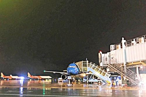 Bão số 10 khiến các sân bay miền Trung hư hỏng, hàng trăm chuyến bay đổi hướng và bị hủy