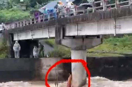Tuyên Quang: Giải cứu người đàn ông mắc kẹt giữa dòng lũ
