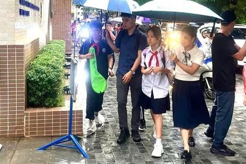 Hà Nội ngập nặng: Công văn nghỉ học chậm, phụ huynh bức xúc