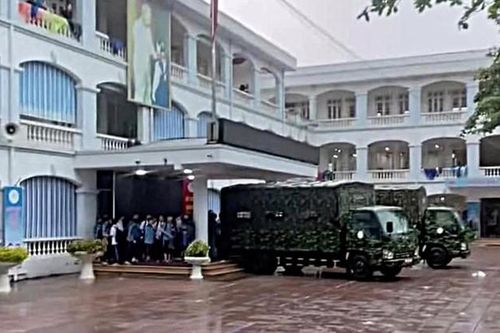 Hà Nội mưa lớn, quân đội dùng xe đưa học sinh qua điểm ngập sâu nguy hiểm