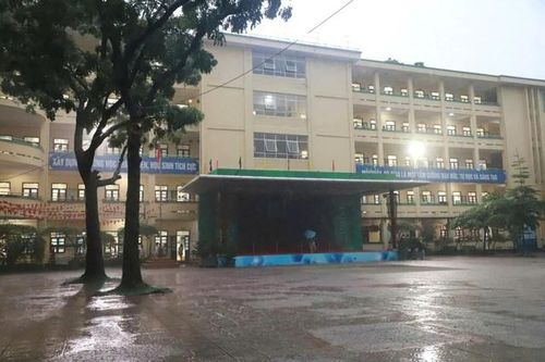 Ngập lụt khắp Hà Nội, hàng loạt trường linh hoạt bố trí bữa ăn, chỗ ngủ cho học sinh