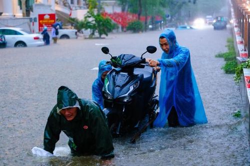 Người dân Hà Nội trong cơn mưa kéo dài: Nơi ngập sâu, chỗ tắc đường
