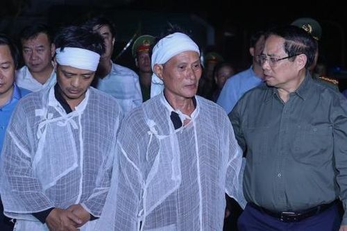 Thủ tướng thăm, viếng nạn nhân trận lốc xoáy ở Ninh Bình