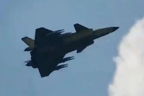Tiêm kích J-20 Trung Quốc thử nghiệm 'chế độ quái thú' với 14 tên lửa