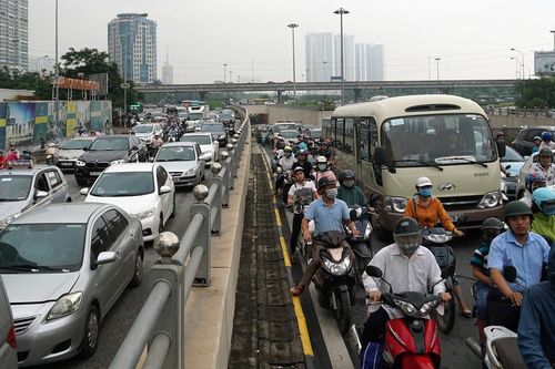 Hà Nội: Cán bộ, đảng viên chấp hành nghiêm chủ trương chuyển đổi phương tiện giao thông 'xanh'