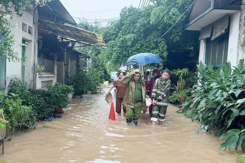 Sát cánh cùng nhân dân khắc phục khó khăn trong cơn bão số 10