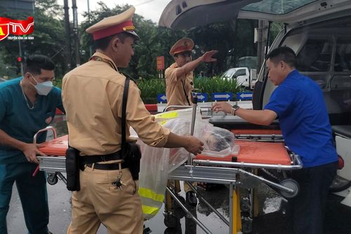 Công an Hà Nội đưa hai bệnh nhi qua điểm ngập lụt chuyển viện cấp cứu