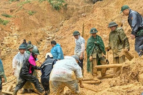 Hoàn lưu bão số 10: Nhiều địa phương bị cô lập, đường phố Hà Nội ngập sâu