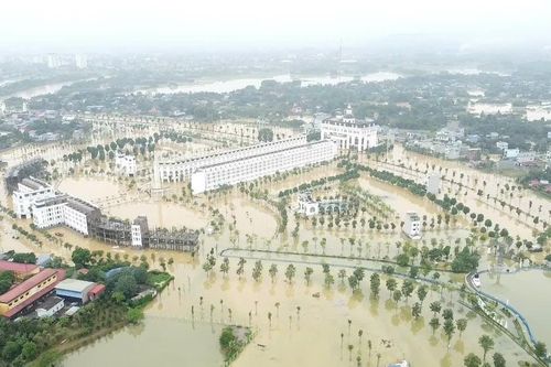 Bờ bao sông Cầu bị vỡ, nước tràn vào phường trung tâm Thái Nguyên