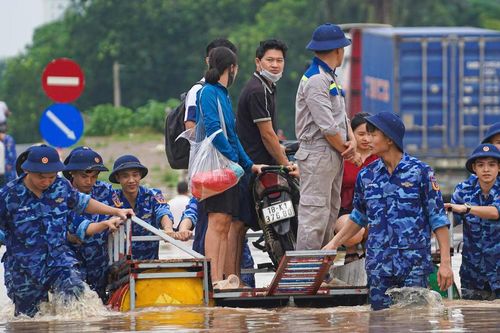 Cảnh sát biển dùng phà tự chế, hỗ trợ người dân Hà Nội di chuyển qua vùng ngập sâu