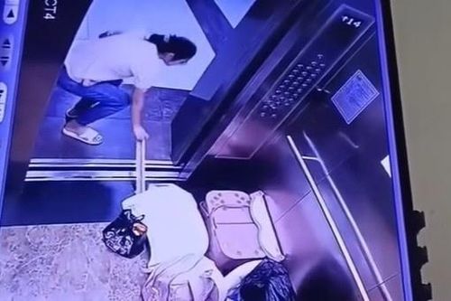 Người phụ nữ bồng con dùng thanh sắt chắn cửa thang máy gây tranh cãi
