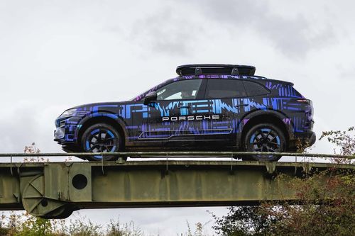 Cụm màn hình khổng lồ trên Porsche Cayenne thuần điện