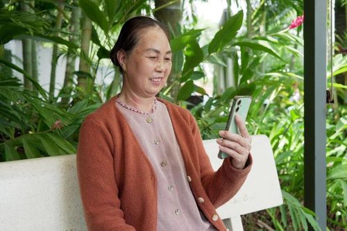 Người cao tuổi 'về đâu' giữa dòng chảy công nghệ?