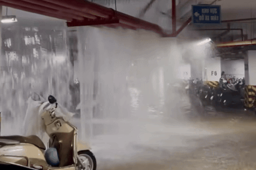 Nước tuôn xối xả như thác trong hầm chung cư Hà Nội