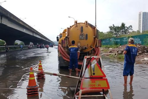 Tạnh mưa, nước rút, Hà Nội chỉ còn 25 điểm ngập úng