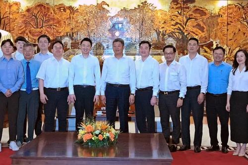 Hà Nội tạo điều kiện cho Công ty LG Energy Solution đầu tư tủ đổi pin xe máy điện