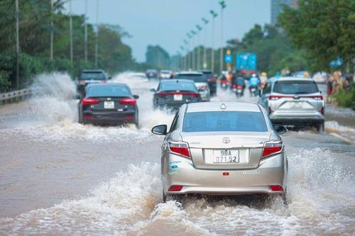 Nhiều tuyến đường Hà Nội vẫn ngập sâu sáng 1/10