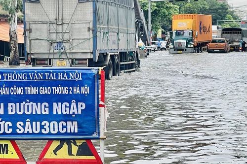 Nước rút chậm, tuyến đường vào Bệnh viện K Tân Triều, Hà Nội vẫn ngập nặng