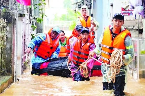 Sát cánh cùng người dân trong mưa lũ
