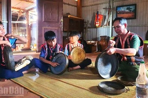 Người giữ lửa văn hóa cồng chiêng giữa lòng Tây Nguyên