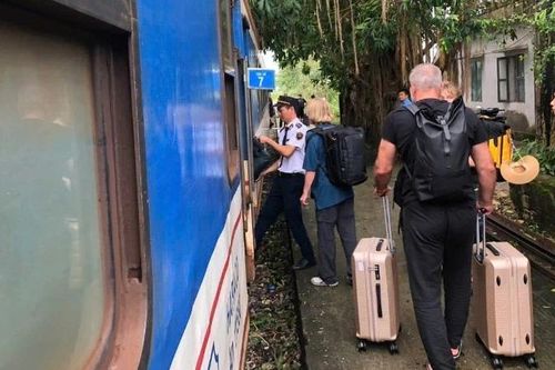 Tạm dừng hàng chục chuyến tàu khách do ảnh hưởng của mưa bão
