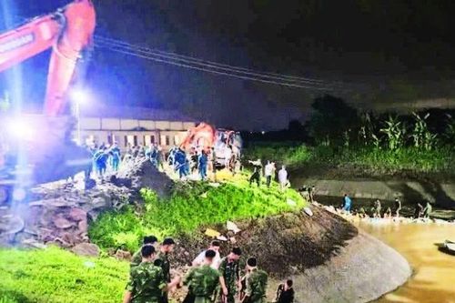 Khẩn trương ứng phó lũ lớn, bảo đảm an toàn hệ thống đê điều
