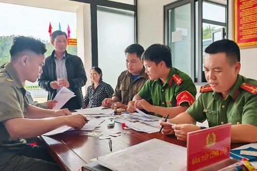 Công an Đà Nẵng cấp giấy thông hành biên giới cho công dân xã biên giới A Vương