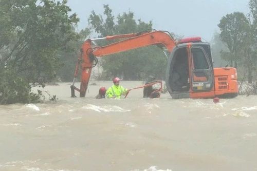 Cảnh sát giao thông Thanh Hóa cứu ba người bị nước lũ cuốn