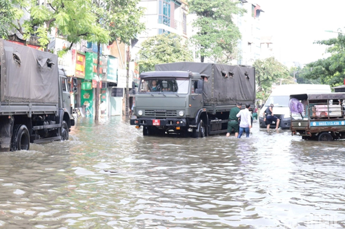 Cán bộ, nhân viên, chiến sĩ Học viện Quân y hỗ trợ dân vượt vùng ngập lụt tại Hà Đông
