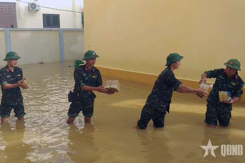 Thanh Hóa huy động 200 cán bộ, chiến sĩ giúp dân vùng lũ