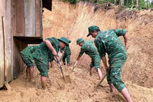 Công an, bộ đội giúp người dân biên giới khắc phục hậu quả bão số 10