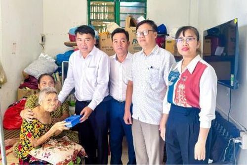 Tặng quà người cao tuổi thuộc hộ nghèo, cận nghèo