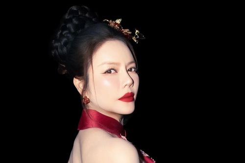 Sắc vóc quyến rũ của 'mỹ nhân không tuổi' này khi sải bước trên sàn diễn thời trang khiến netizen không khỏi trầm trồ