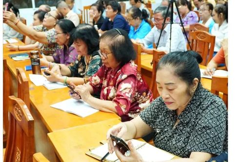 Người cao tuổi chủ động bắt nhịp chuyển đổi số