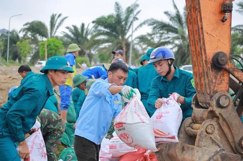 Khẩn trương khắc phục sự cố đê sông Vinh