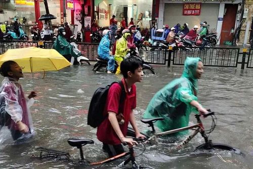 Sở GD-ĐT Hà Nội phản hồi về việc chậm trễ cho học sinh nghỉ học khi ngập lụt