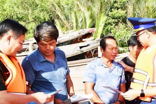 Bộ Tư lệnh Vùng Cảnh sát biển 3 đồng hành cùng ngư dân Vĩnh Long