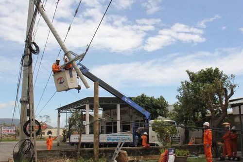 Chạy đua với thời gian khôi phục điện sau bão số 10