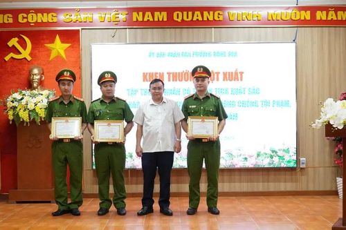 Khen thưởng đột xuất thành tích phối hợp bắt cướp trong làng đại học