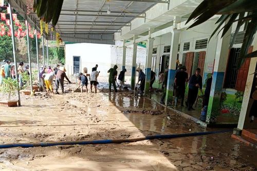 Nghệ An khẩn trương dọn dẹp trường lớp sau bão số 10