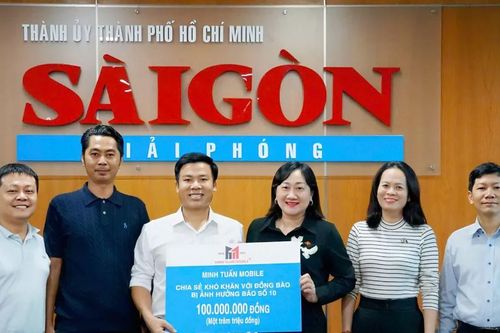 Báo SGGP tiếp nhận 100 triệu đồng từ Minh Tuấn Mobile tặng bà con vùng lũ miền Trung