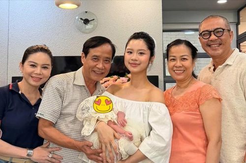 Hot girl Hàn Hằng trong ngày con gái đầy tháng